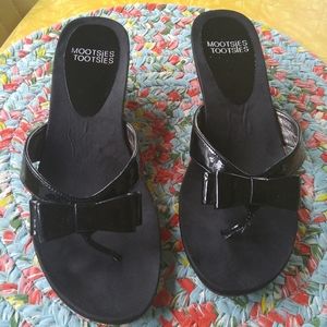 Adorable patent bow wedges